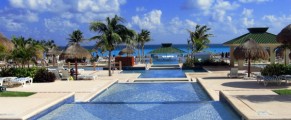 Infinity pool in Cancun