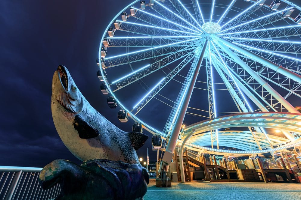 Seattle Great Wheel on Miners Landing at night. 