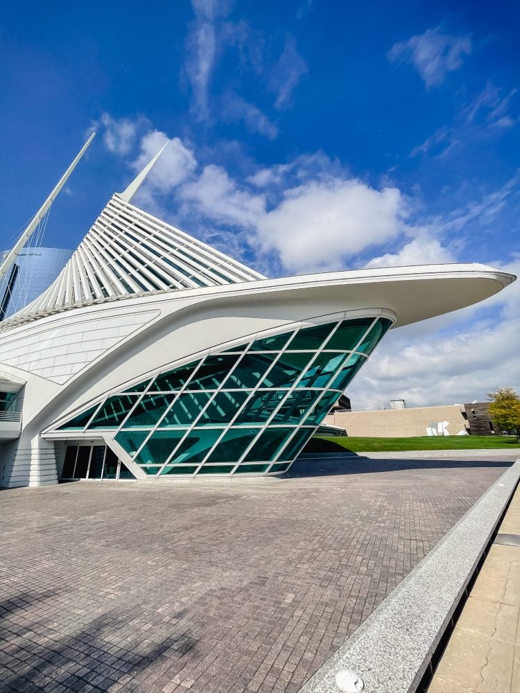a side view of the milwaukee art museum with the building looking like the bow of a ship