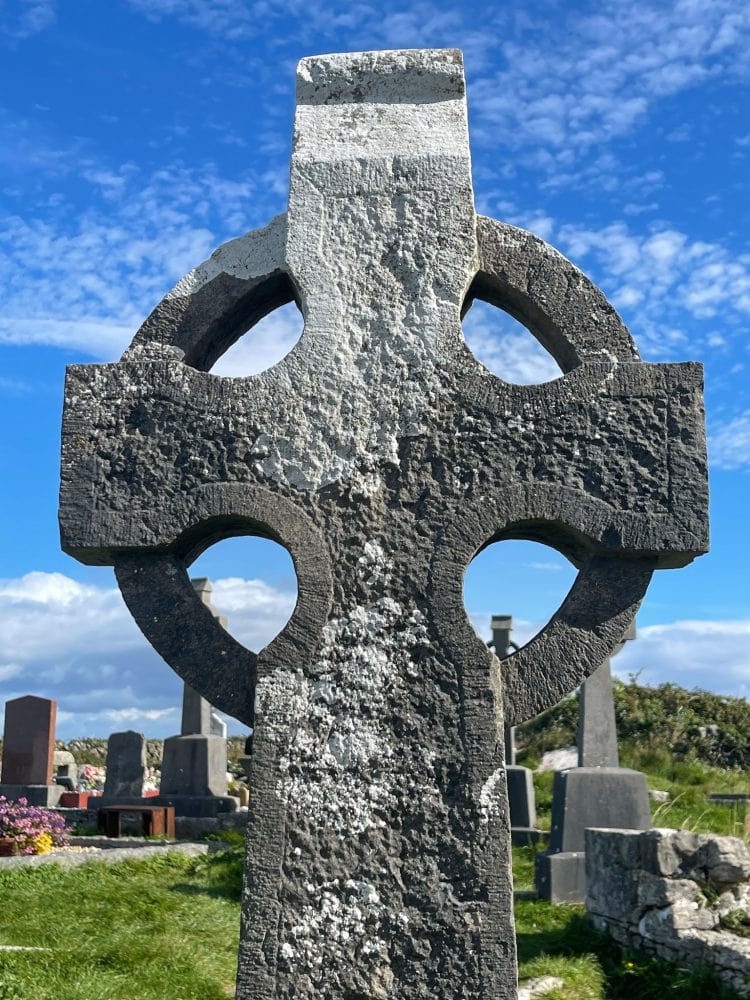 grave stone of a celtic cross